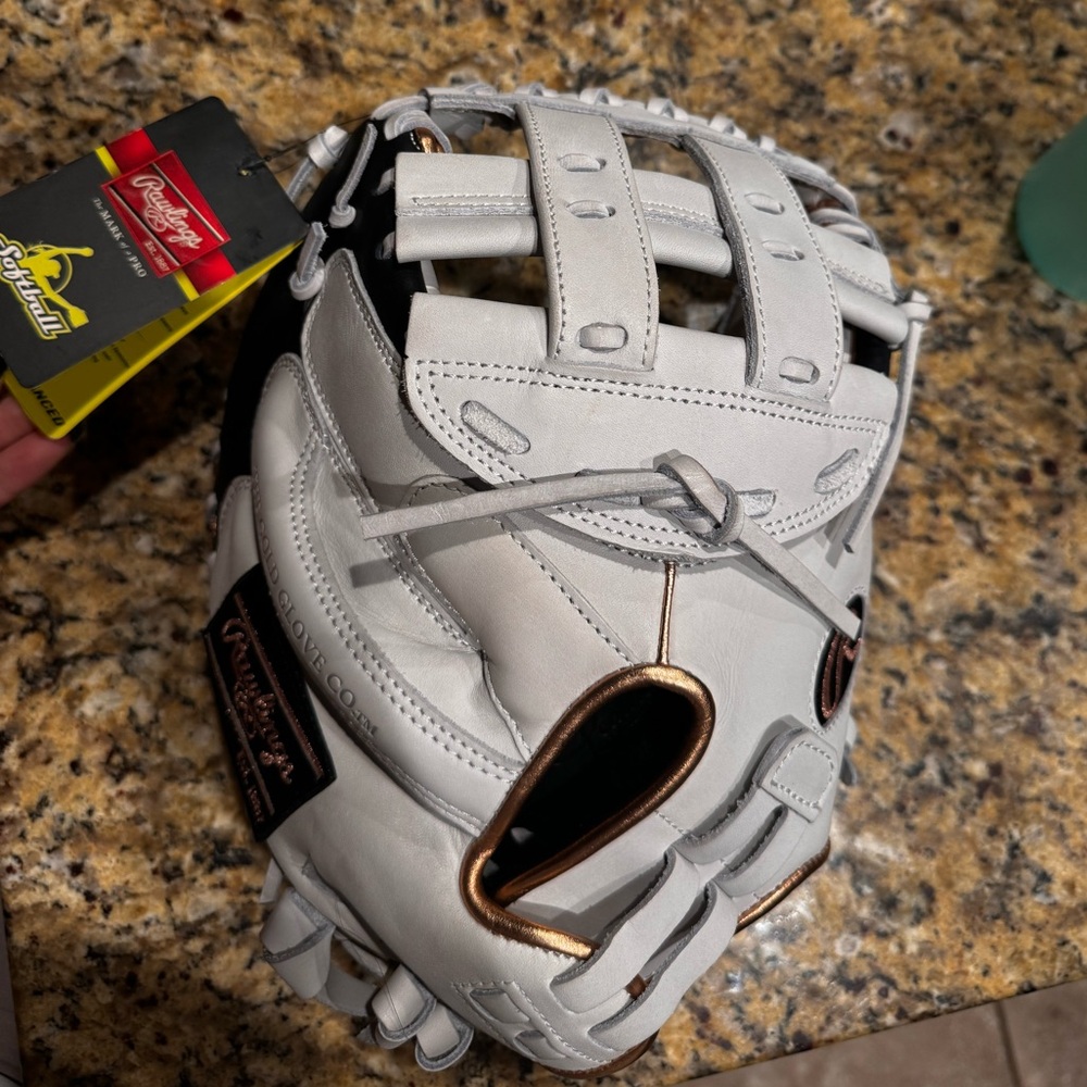 Brand New Rawlings Liberty 33in Softball Fast pitch Glove